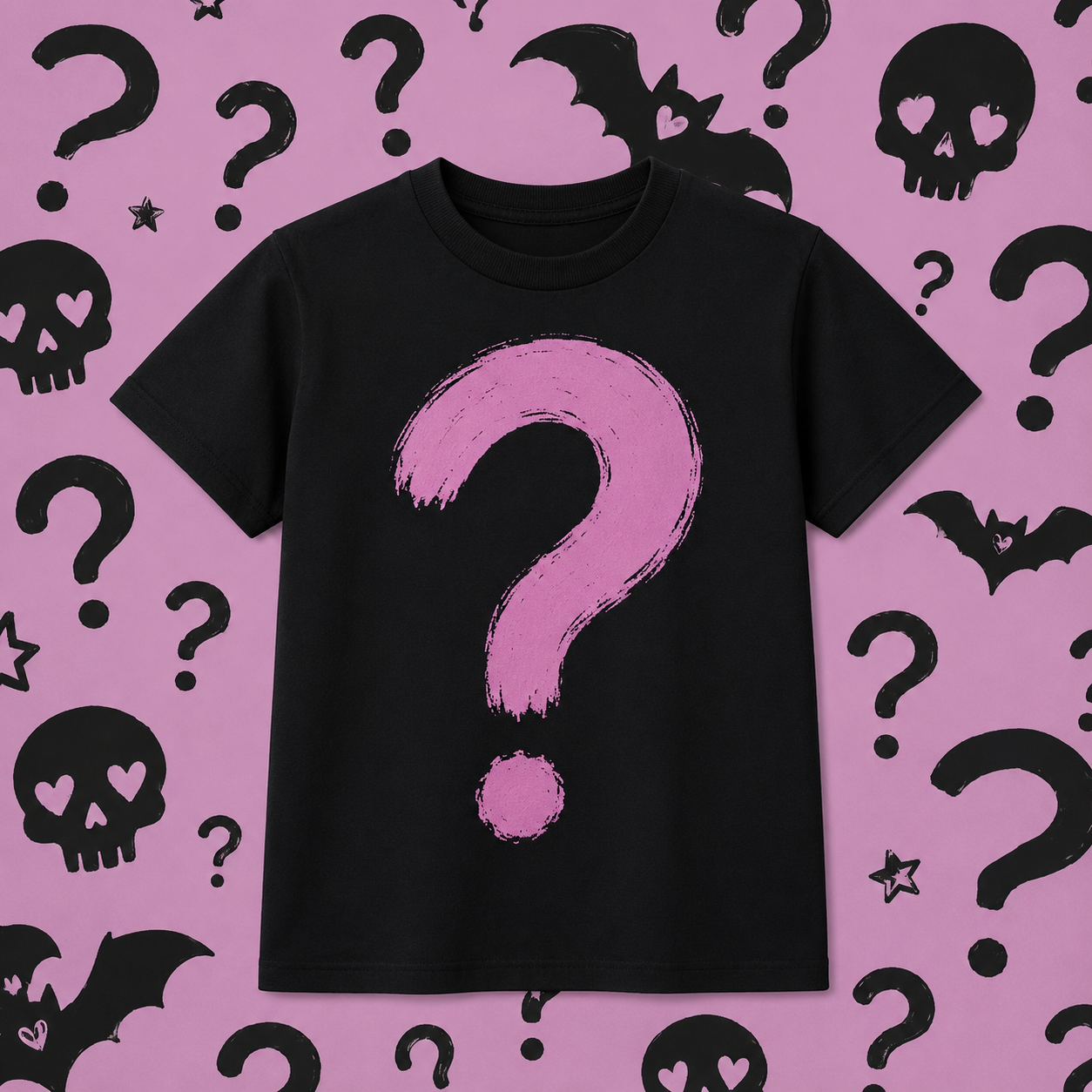 T-shirt preta com ponto de interrogação rosa e fundo lilás com desenhos pretos de caveiras e morcegos