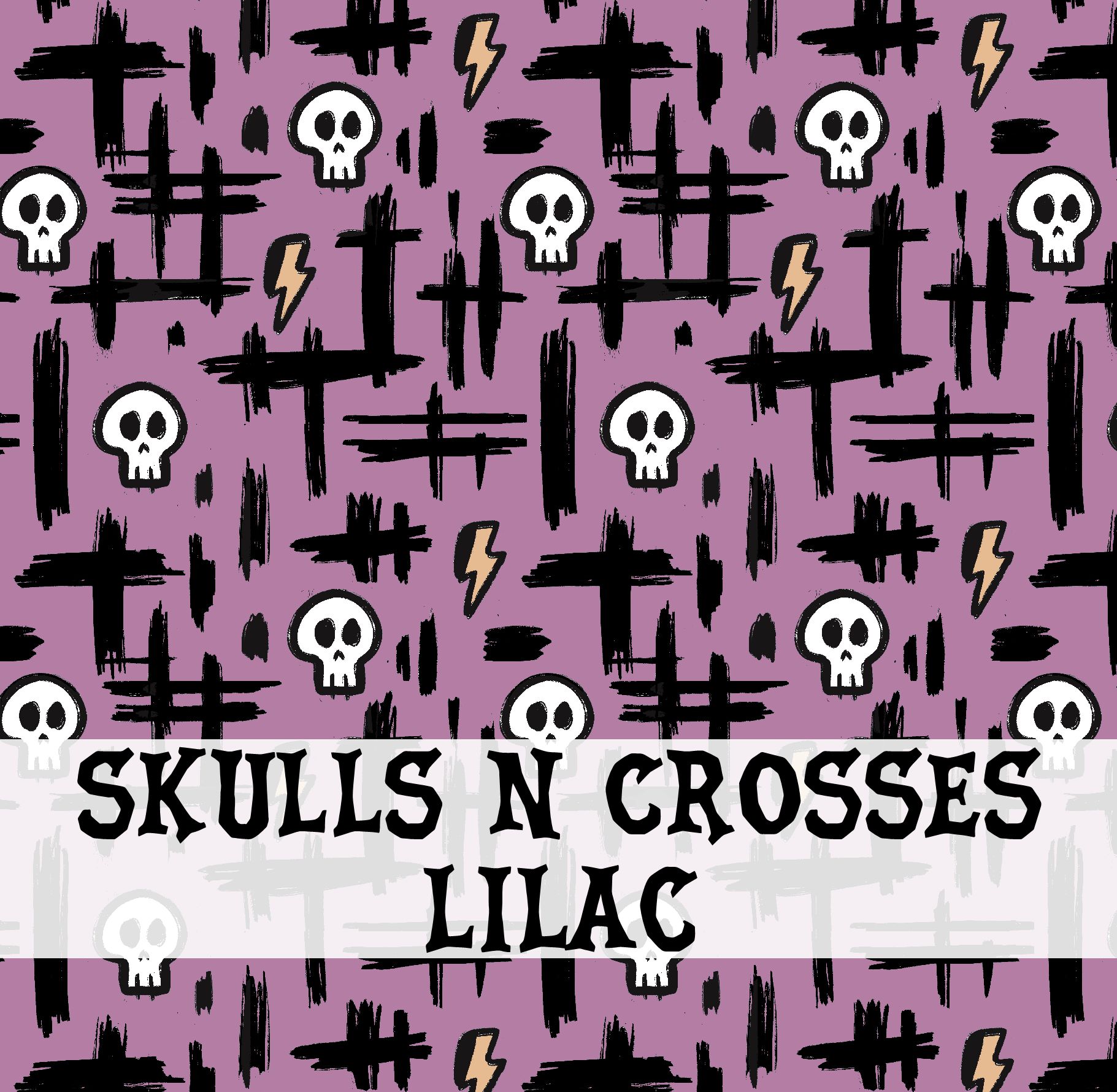Padrão têxtil lilás com caveiras, cruzes e relâmpagos e texto SKULLS N CROSSES LILAC