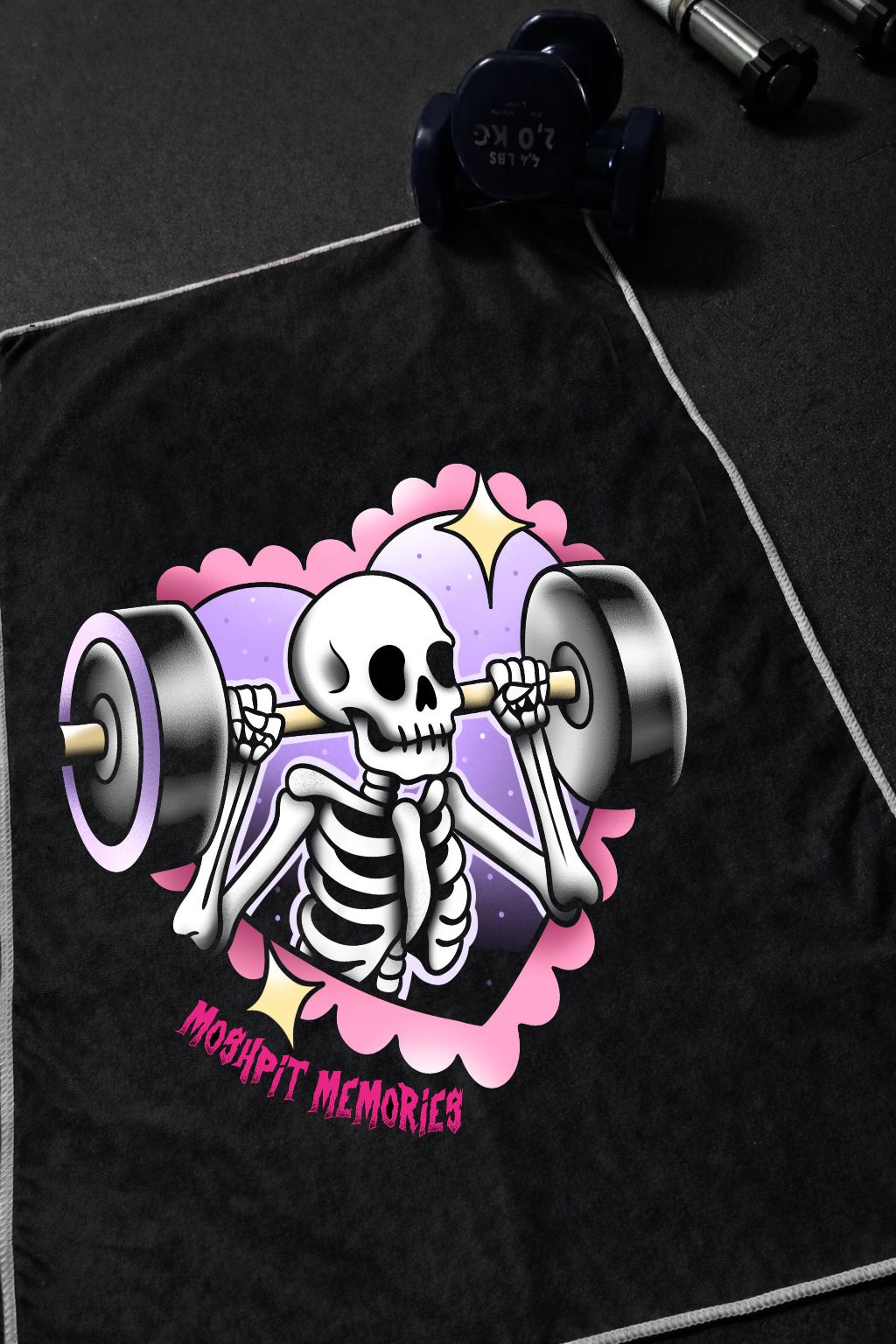 Toalha preta com ilustração de esqueleto a levantar pesos e texto MOSHPIT MEMORIES