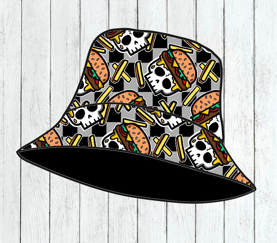 Chapéu de balde com padrão de caveiras, hambúrgueres e batatas fritas
