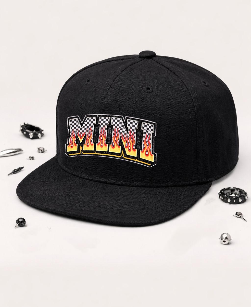 Boné preto com estampa MINI em estilo xadrez e chamas, em fundo branco com acessórios metálicos