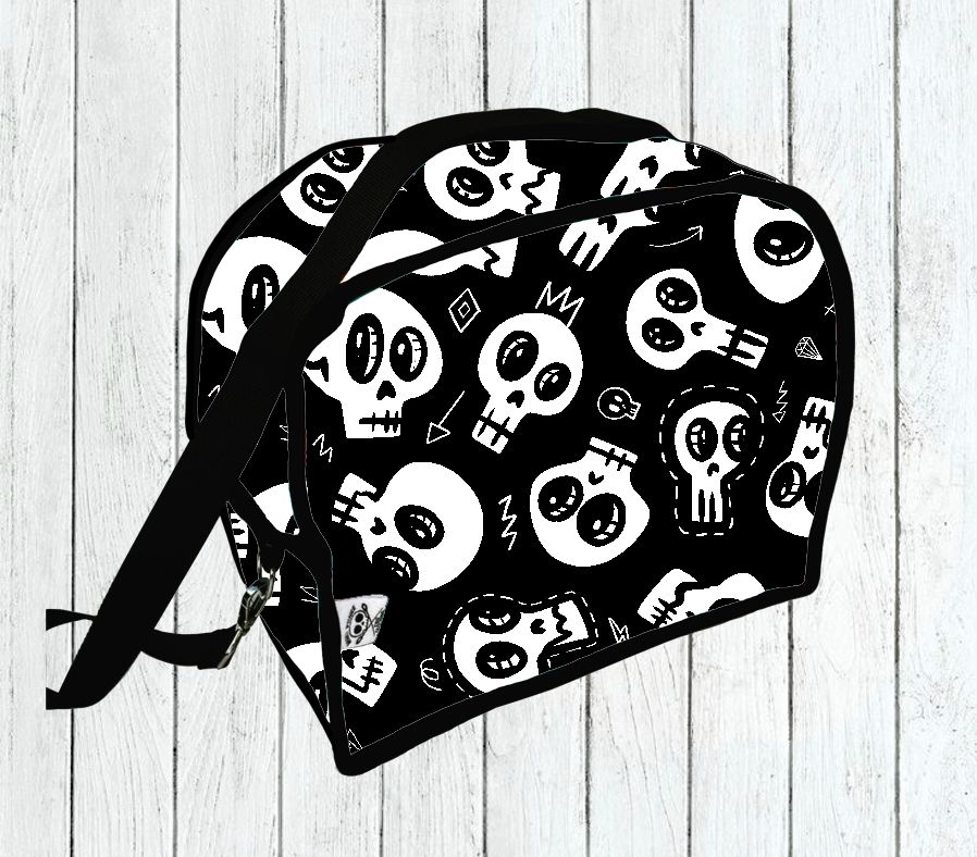 Mochila preta com padrão de caveiras brancas