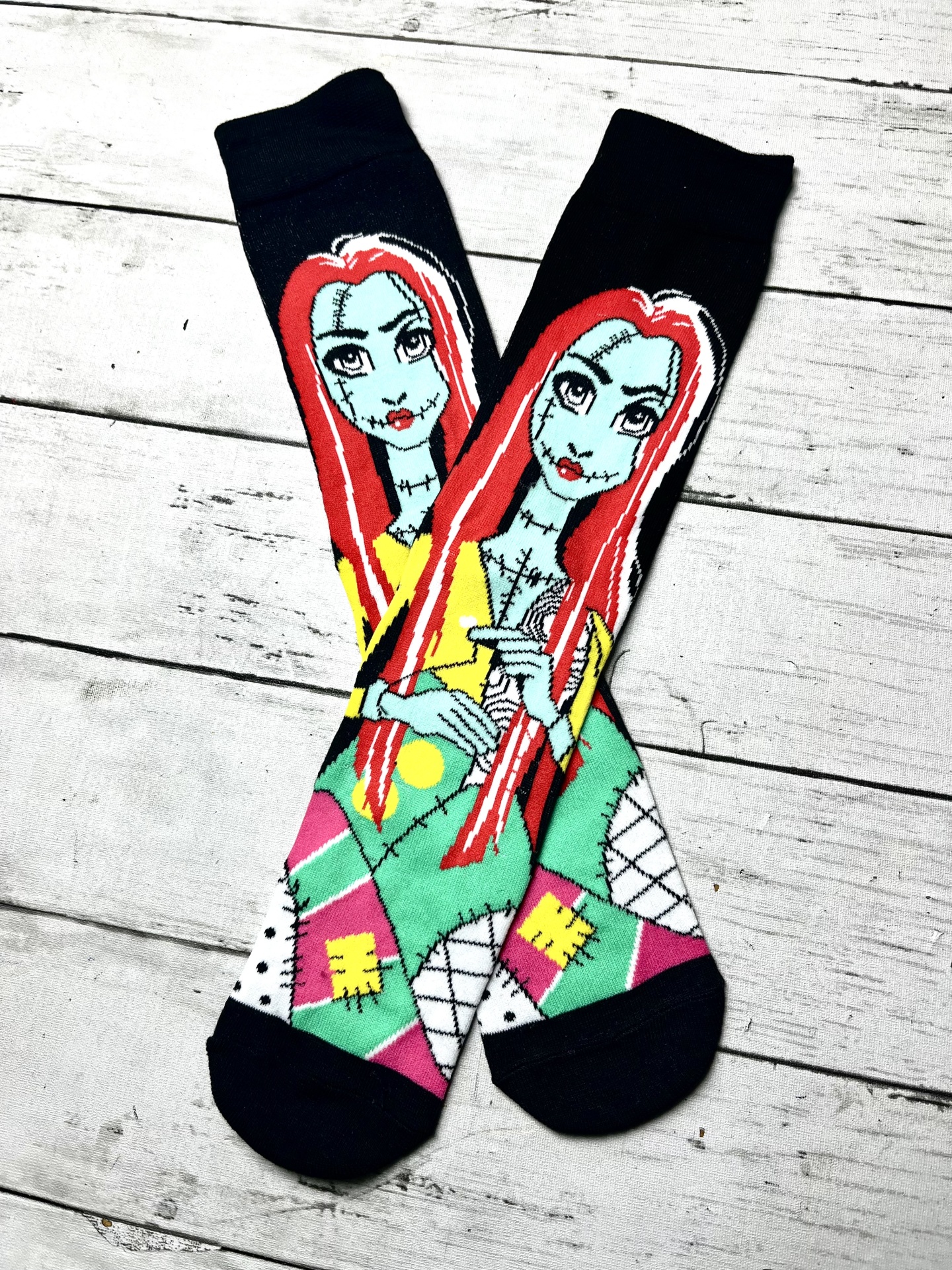 Meias pretas com personagem feminina colorida e cabelo vermelho