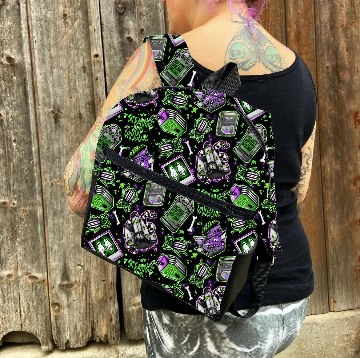 Mochila com padrão colorido de videojogos usada por pessoa com tatuagens