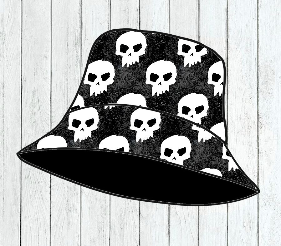 Chapéu pescador preto com caveiras brancas e fundo de madeira branca