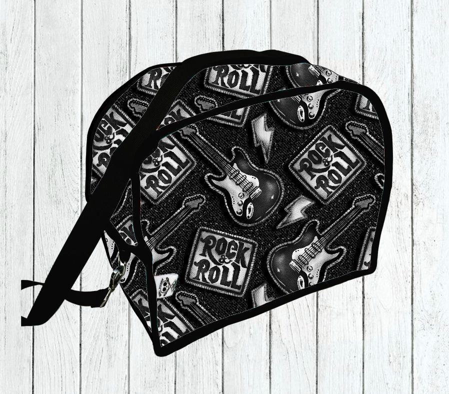 Mochilas pretas com estampado de guitarras elétricas e texto ROCK ROLL