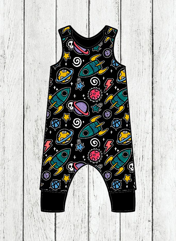 Macacão de bebé preto com padrão colorido de foguetes e planetas