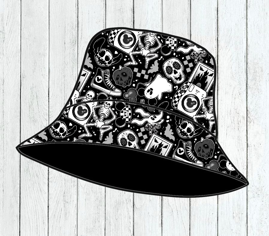 Chapéu bucket preto com padrão de caveiras e esqueletos em fundo preto