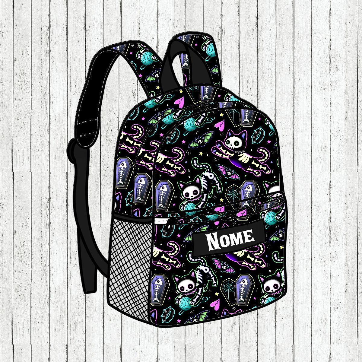 Mochila preta com padrão colorido de caveiras e esqueletos e palavra NOME na frente
