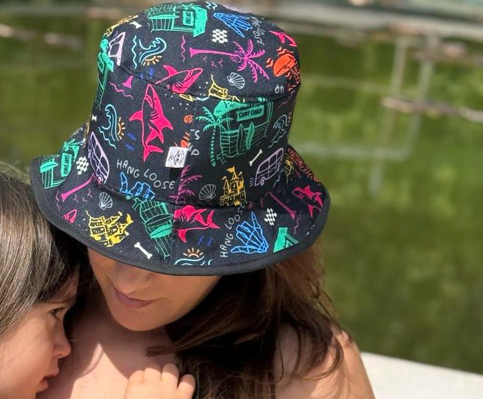 Chapéu tipo balde preto com padrões coloridos marinhos