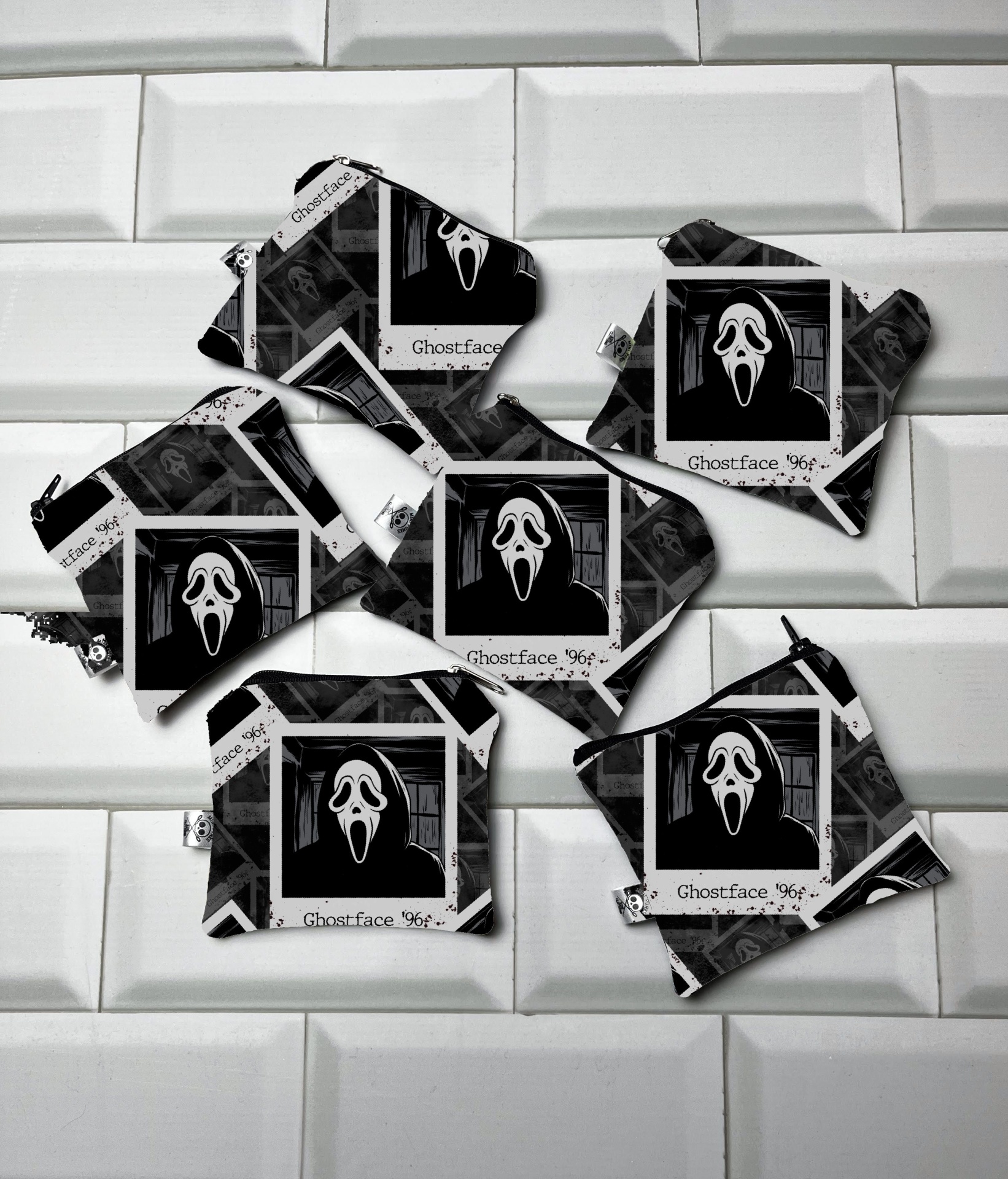 Sacolas pequenas negras com máscara Ghostface e texto Ghostface '96