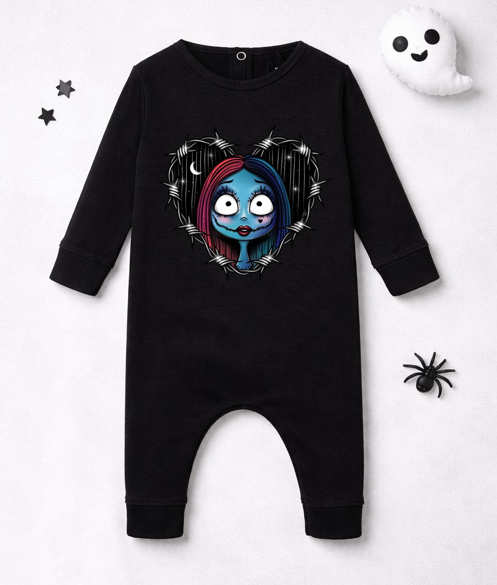 Macacão preto de bebé com estampa de personagem azul e cabelo bicolor enquadrada por arame farpado em forma de coração.