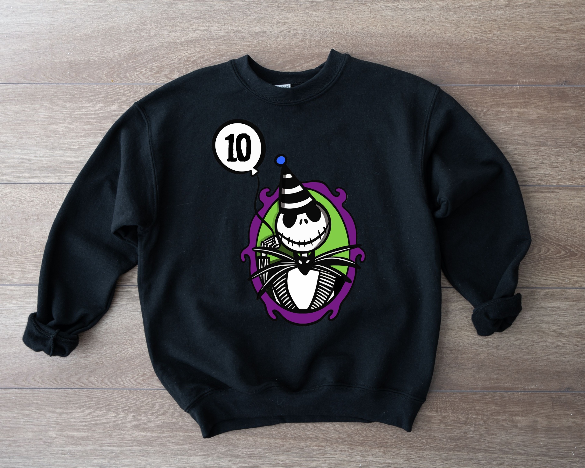 Camisola preta com estampa de esqueleto sorridente com chapéu de festa colorido