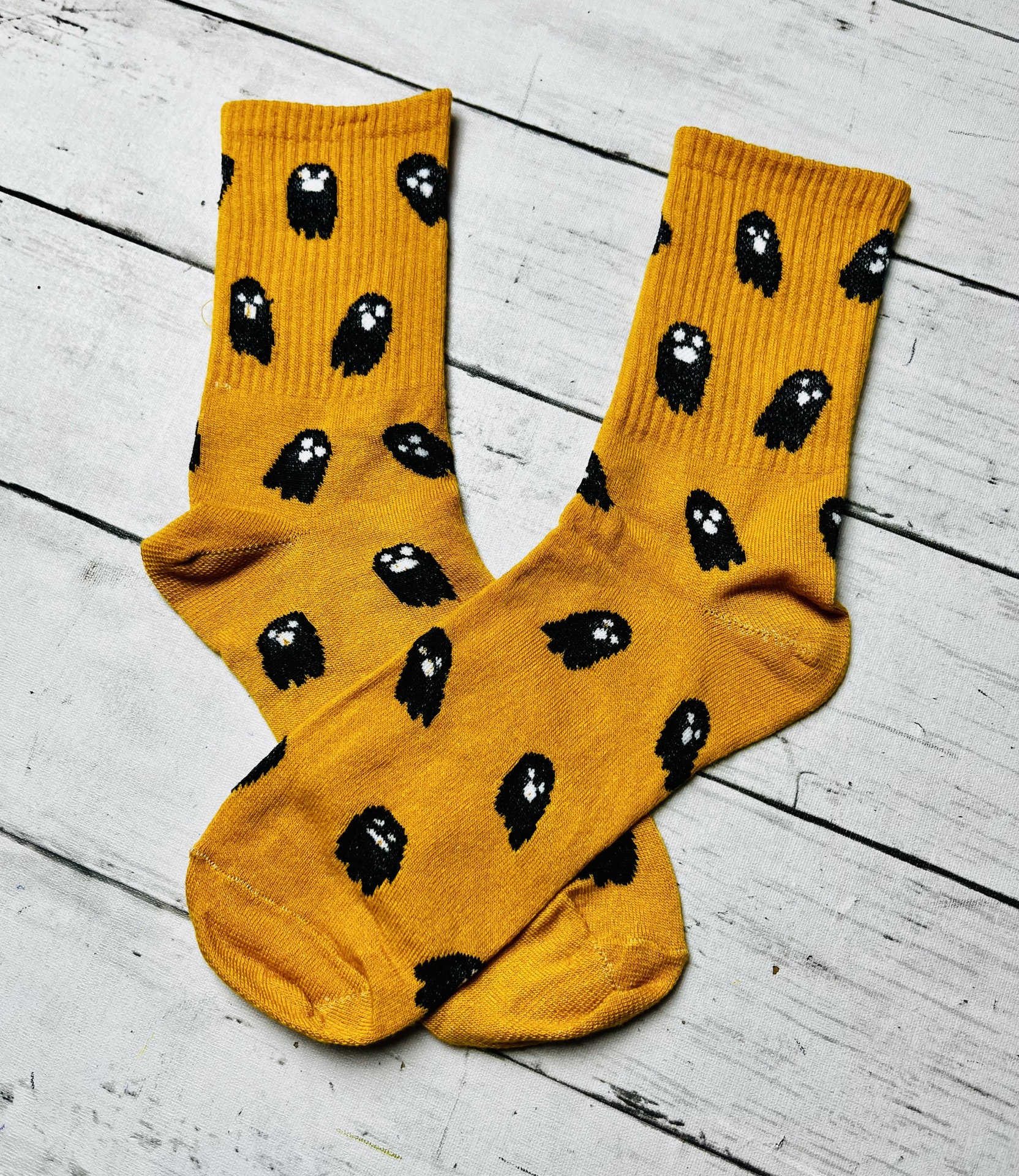 Meias amarelas com fantasmas pretos