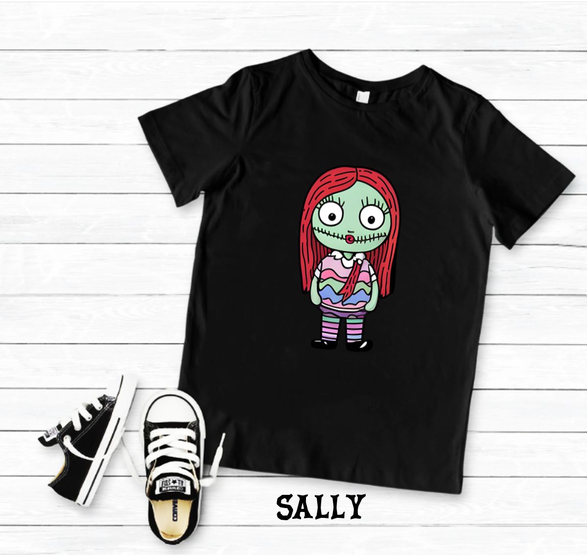 T-shirt preta com estampa de personagem animada colorida e sapatilhas pretas e brancas