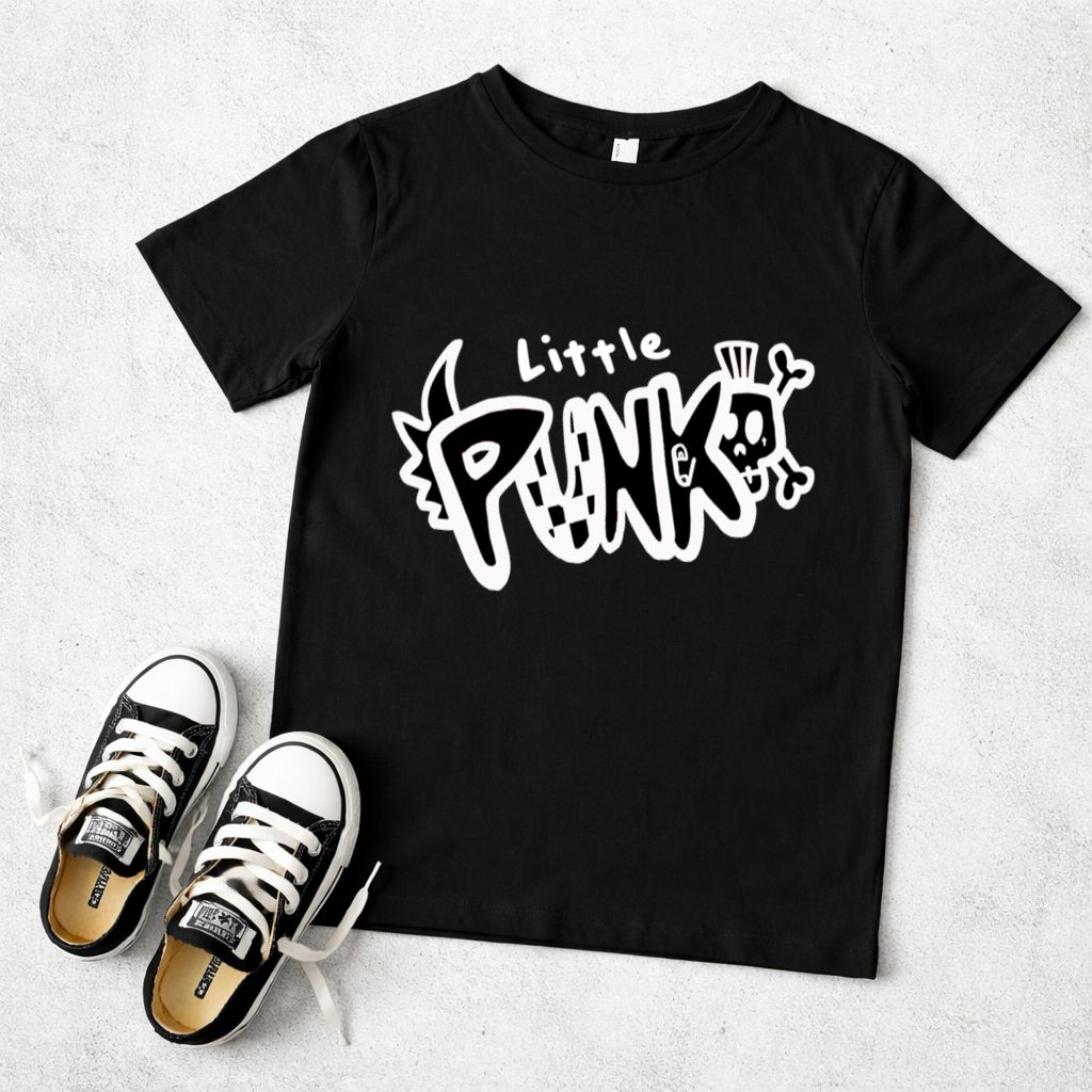 T-shirt preta infantil com estampa Little Punks e ténis pretos com atacadores brancos