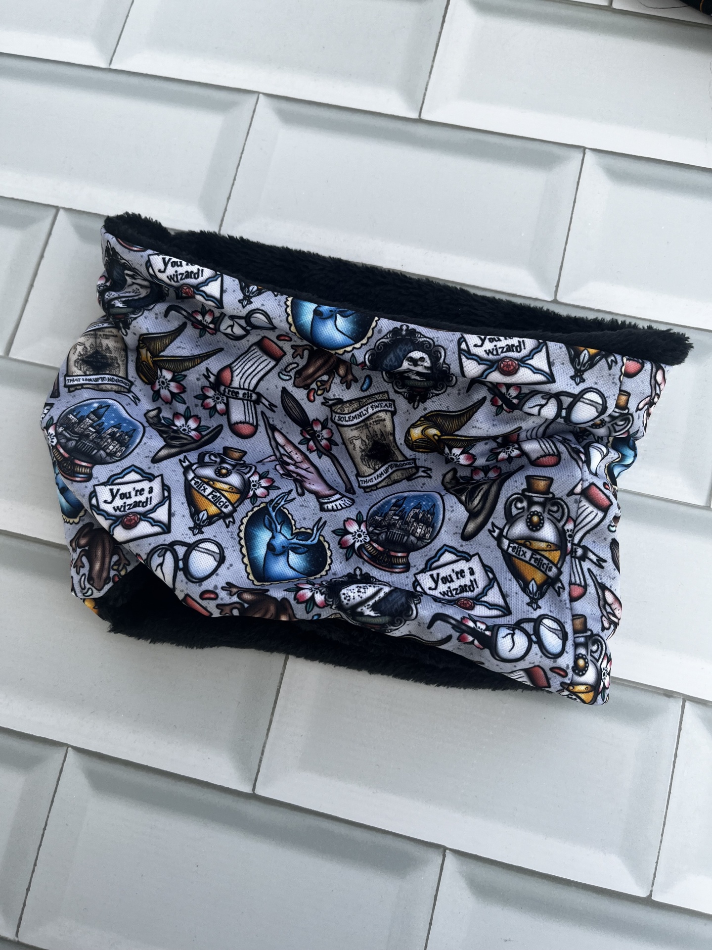 Cachecol tubular com padrão colorido e interior preto felpudo