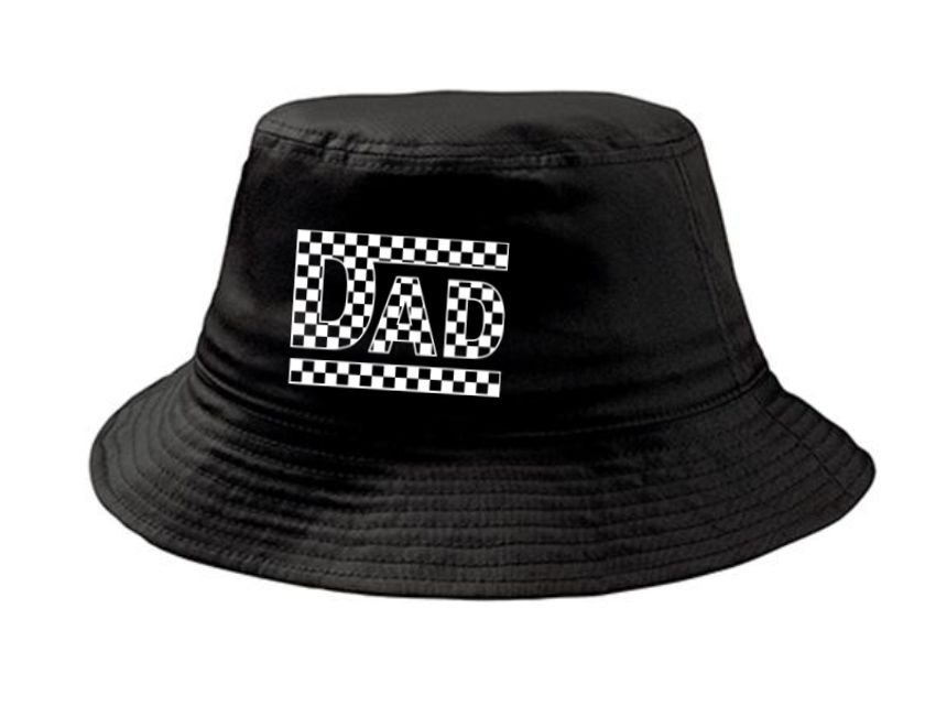 Chapéu tipo pescador preto com letras 'DAD' em padrão quadriculado