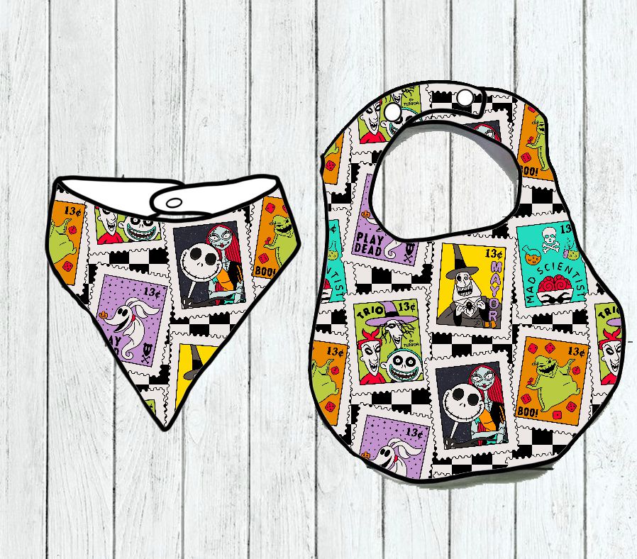 Dois aventais para bebé coloridos com estampado de selos Halloween sobre fundo de madeira branca