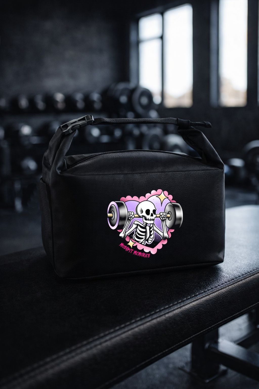 Bolsa preta de ginásio com estampa de esqueleto a levantar barra de halteres.