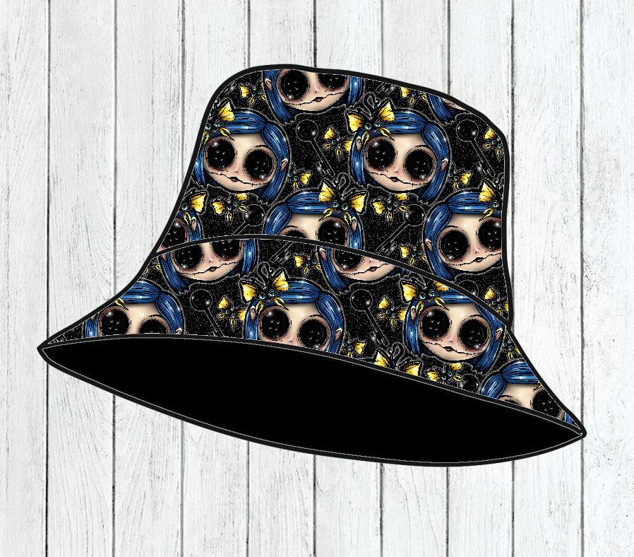 Chapéu tipo pescador com padrão de boneca olhos grandes e borboletas amarelas