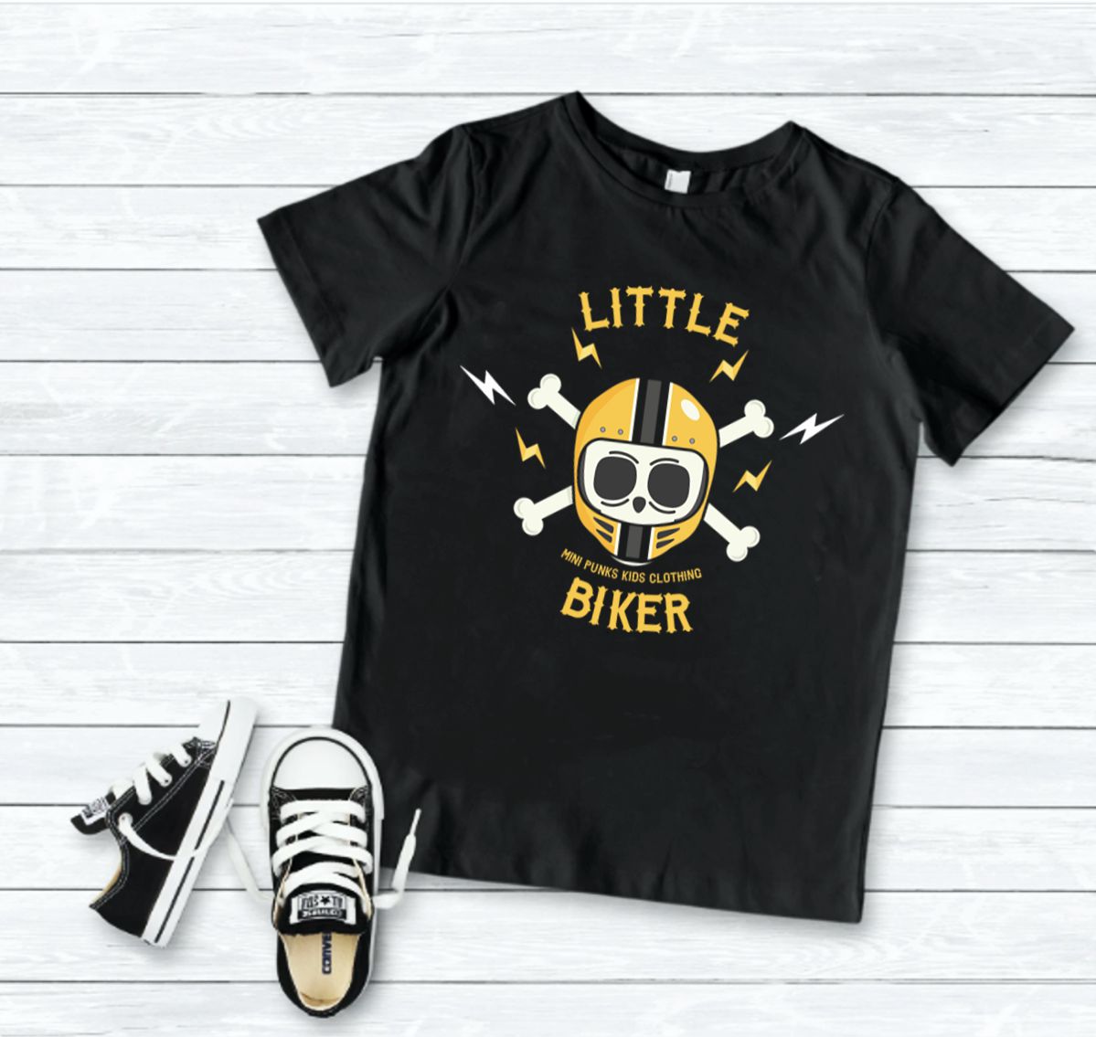 T-shirt preta infantil com estampa de capacete de motociclista e par de ténis pretos e brancos