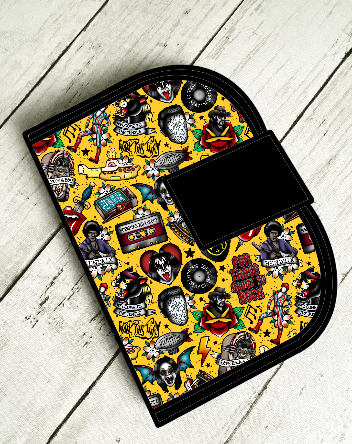 Capa protetora colorida com padrão de rock sobre fundo amarelo