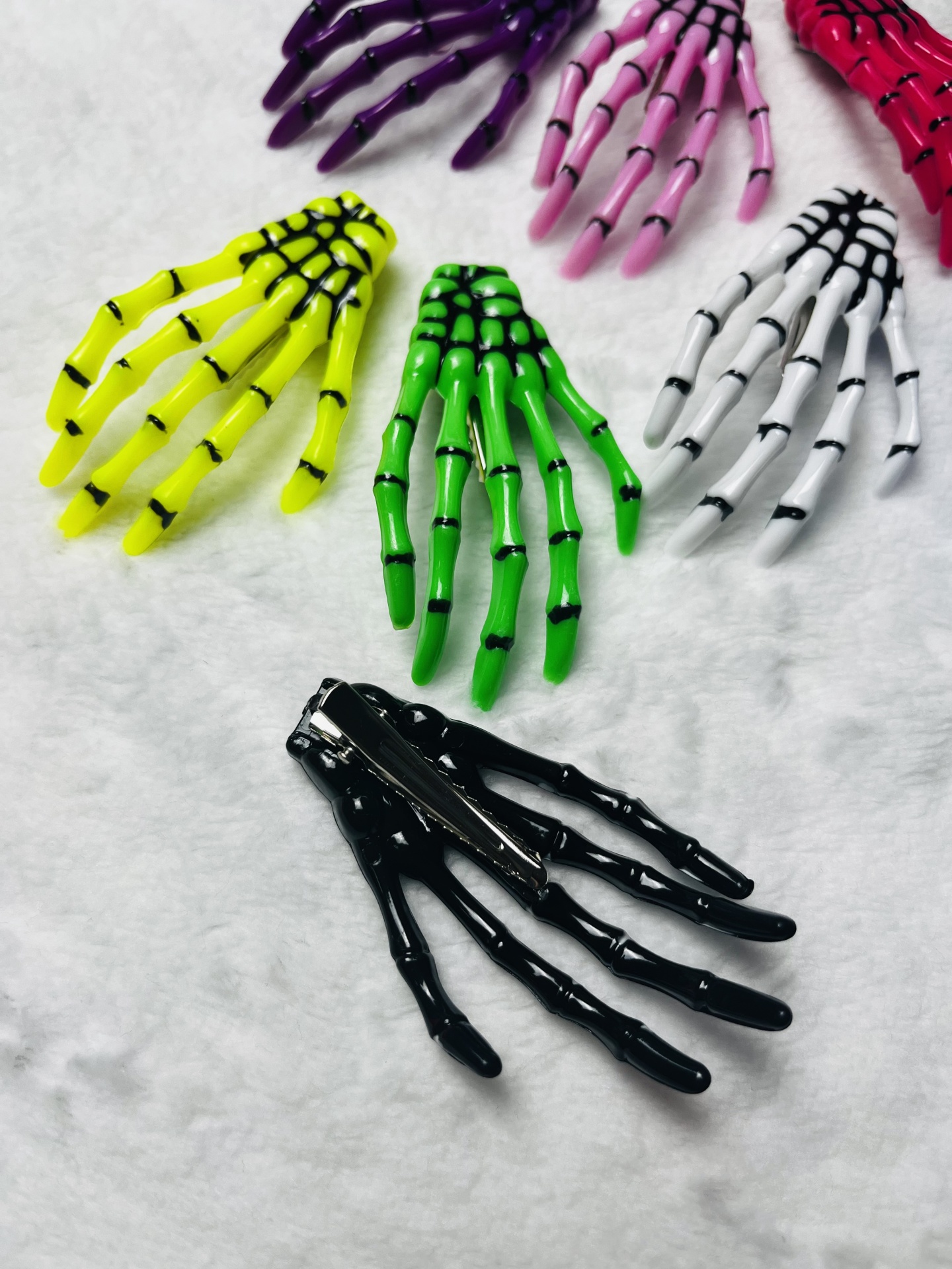Presilhas para cabelo coloridas em forma de mão esqueleto em plástico