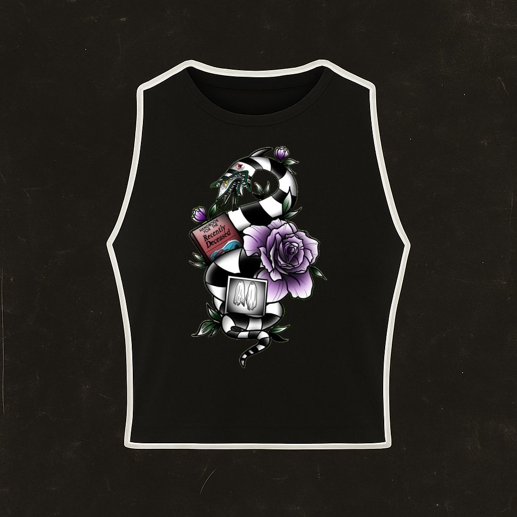 Top preto com estampa colorida de bola de futebol, rosa lilás e tigre.