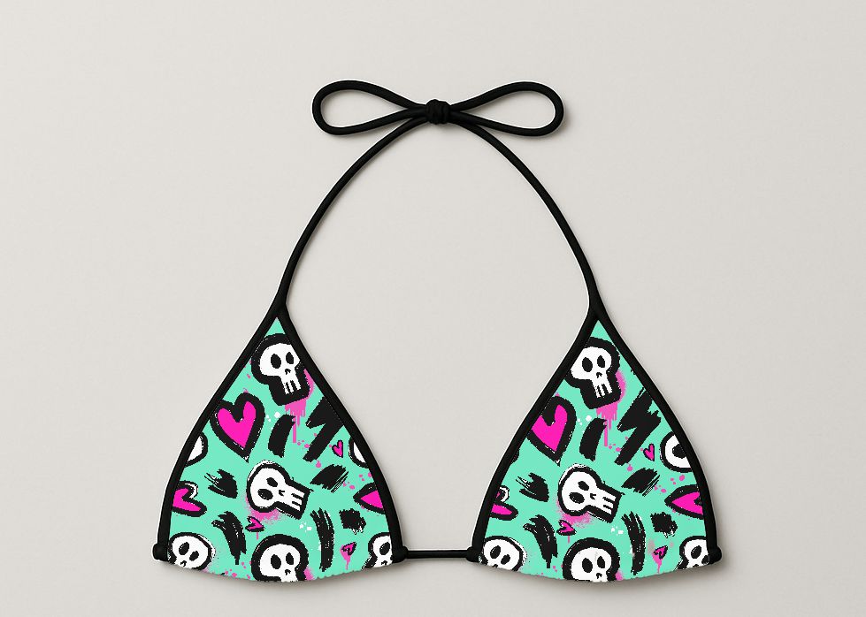 Top bikini triangular com padrão colorido de caveiras e corações