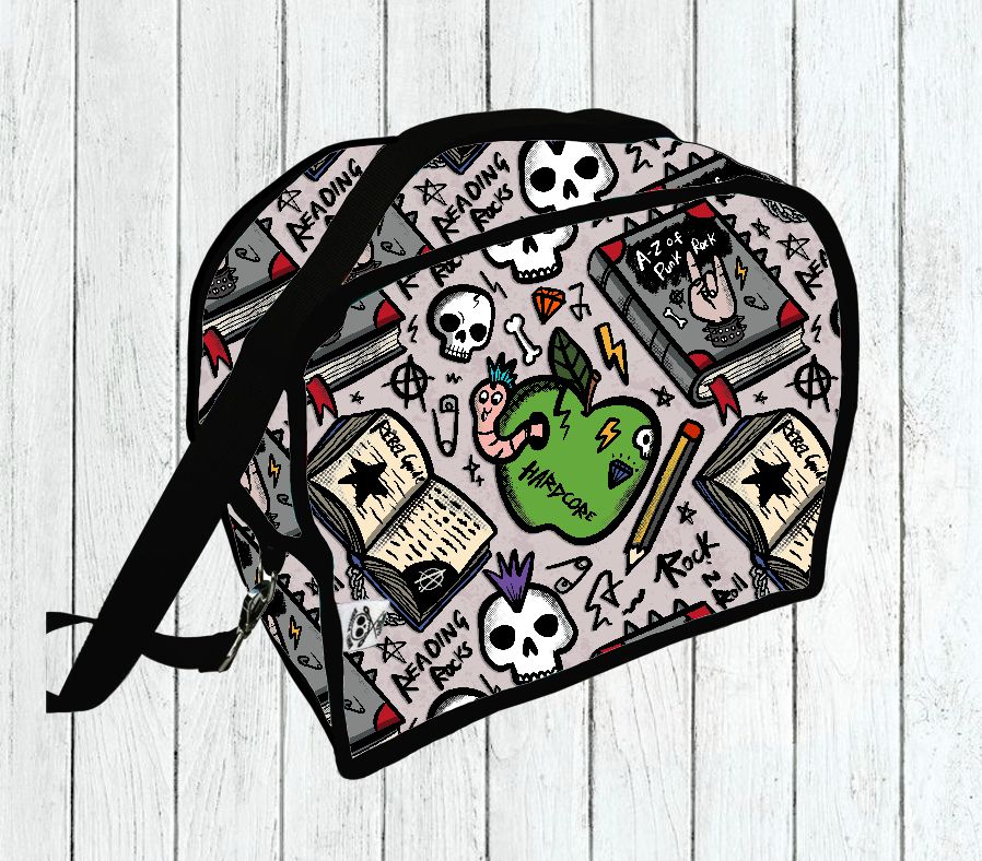 Mochila colorida com estampado de caveiras, maçã, livros e texto