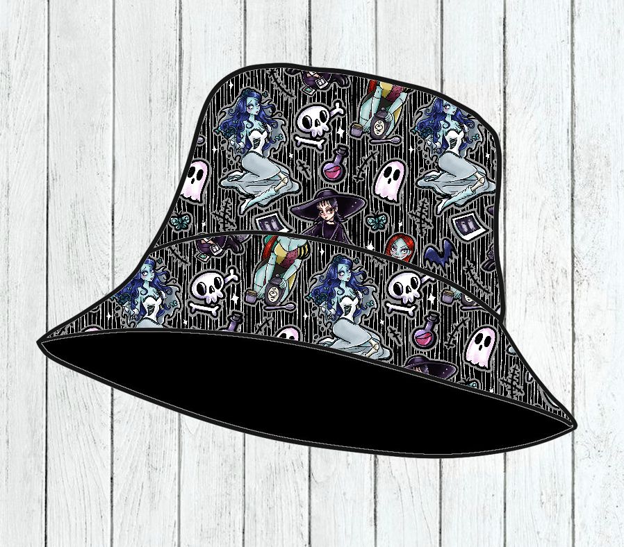 Chapéu tipo pescador com padrão colorido de personagens e elementos em fundo riscado preto e branco