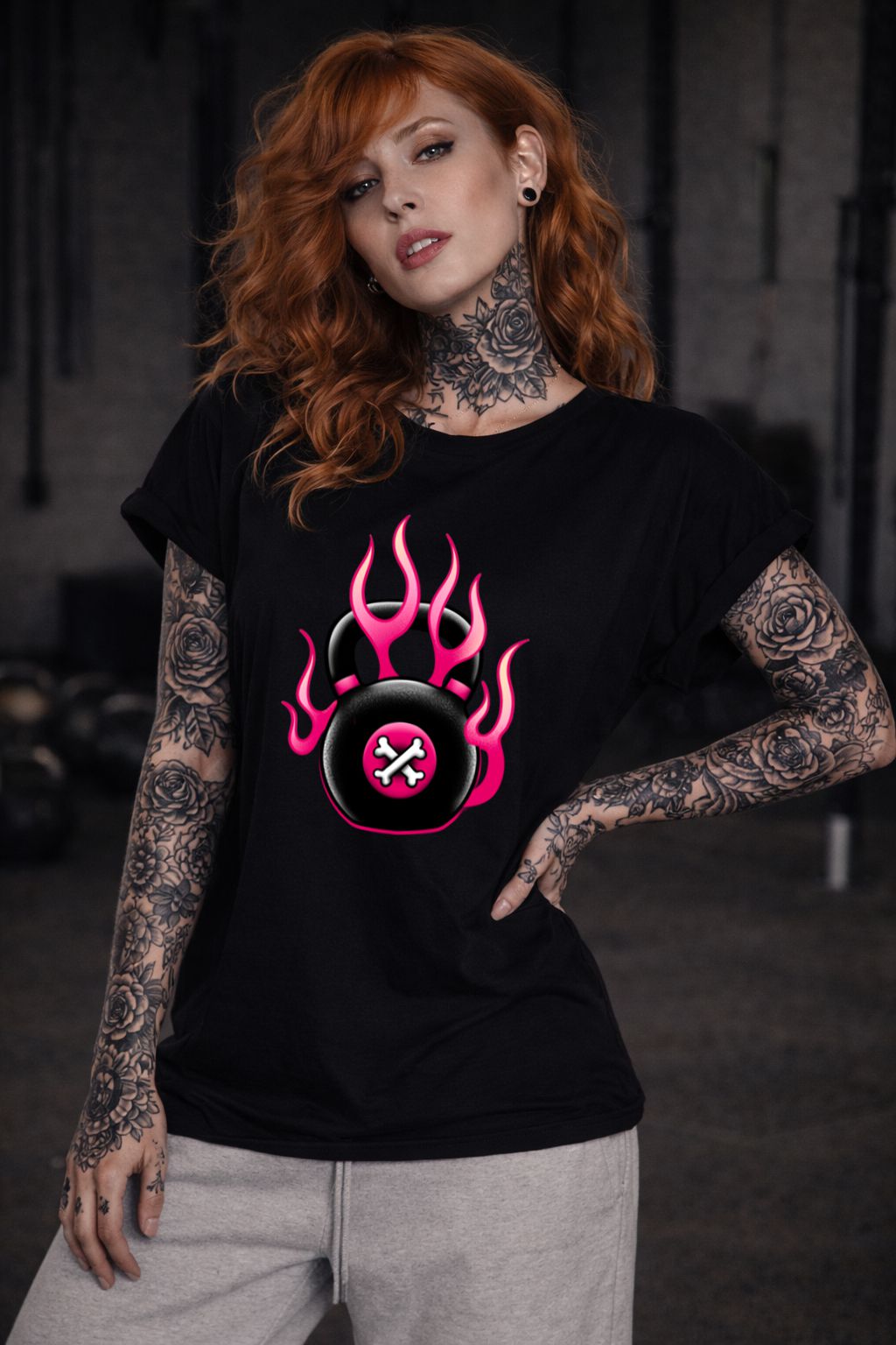 T-shirt preta com kettlebell e chamas cor-de-rosa