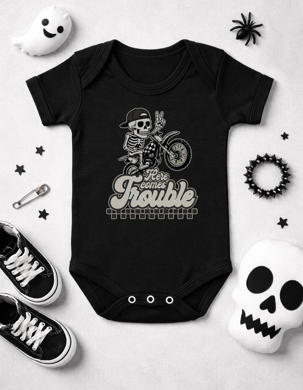 Body preto para bebé com estampa de esqueleto em mota e texto Here comes Trouble