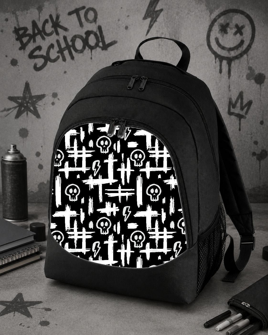 Mochila escolar preta com estampa preta e branca de caveiras e riscas