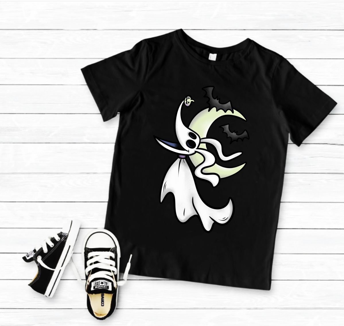 T-shirt preta com desenho de fantasma, lua e morcegos