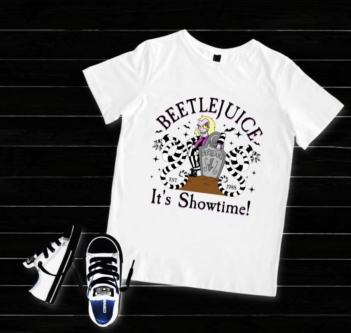 T-shirt branca com estampado colorido de Beetlejuice e sapatos pretos e brancos