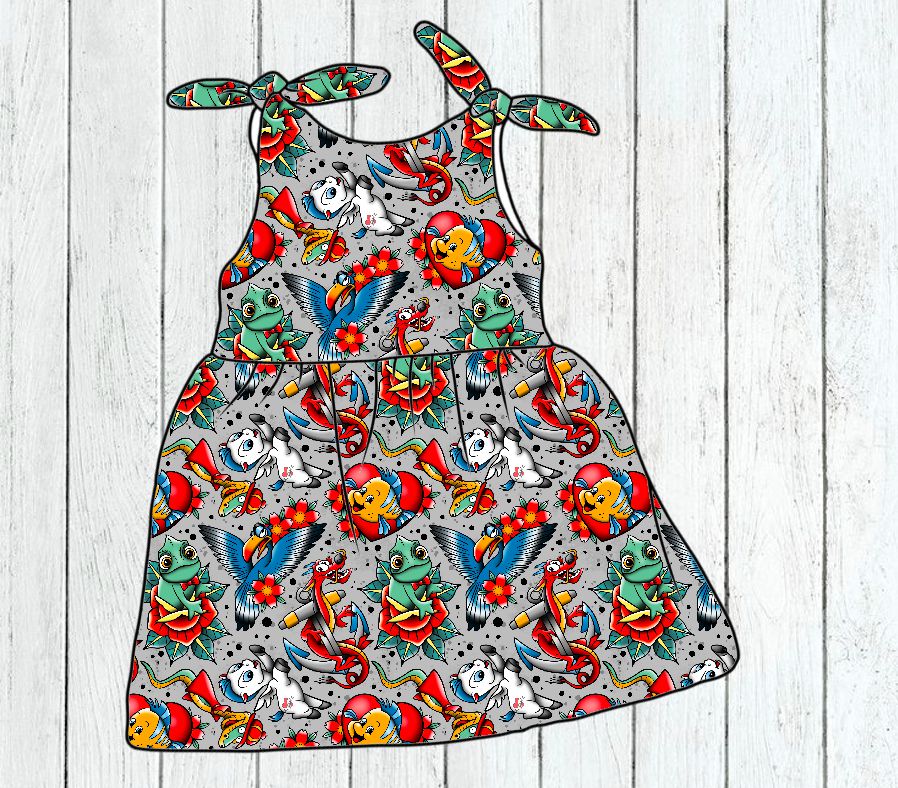Vestido infantil cinzento com estampados coloridos de sapos, cães e peixes