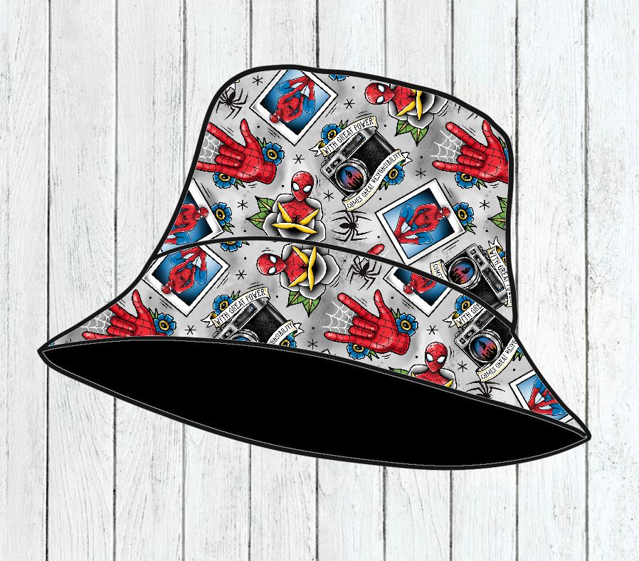 Chapéu bucket com padrão colorido do Homem-Aranha e elementos relacionados sobre fundo cinzento