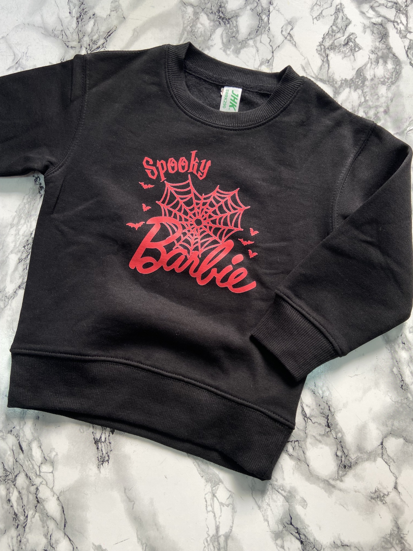 Camisola preta com estampa vermelha Spooky Barbie e teia de aranha
