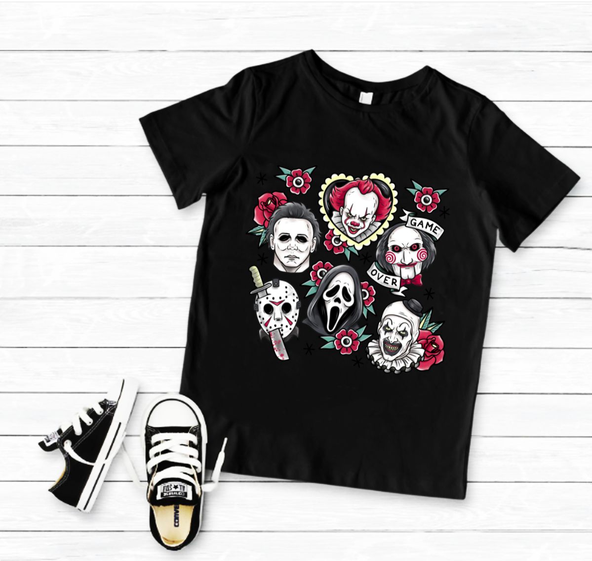 T-shirt preta com personagens de terror e ténis converse pretos e brancos