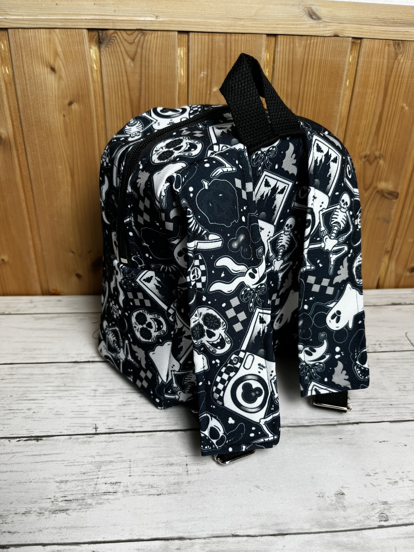 Mochila padrão caveiras branca e preta em madeira