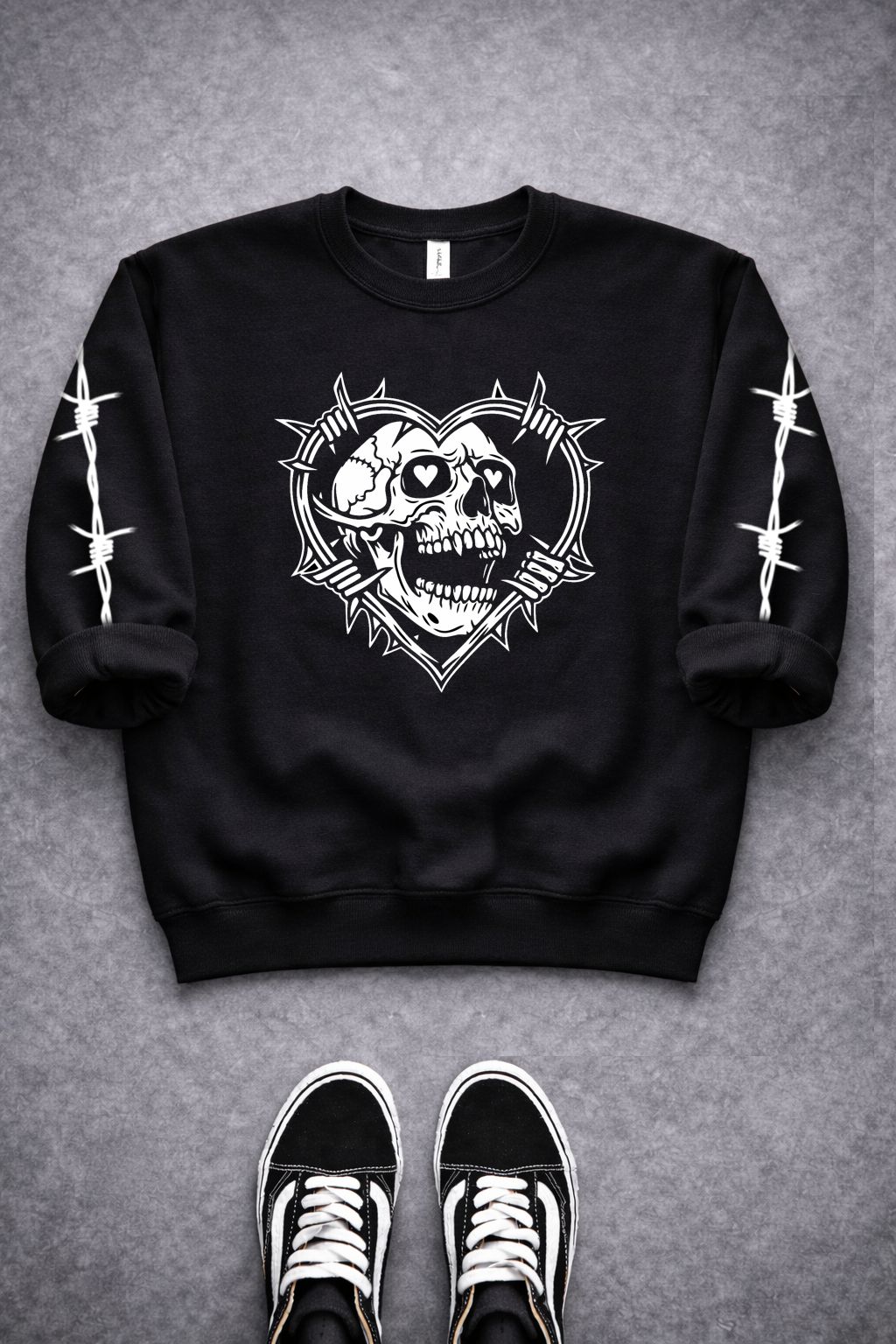Sweatshirt preta com estampa branca de caveira e arame farpado