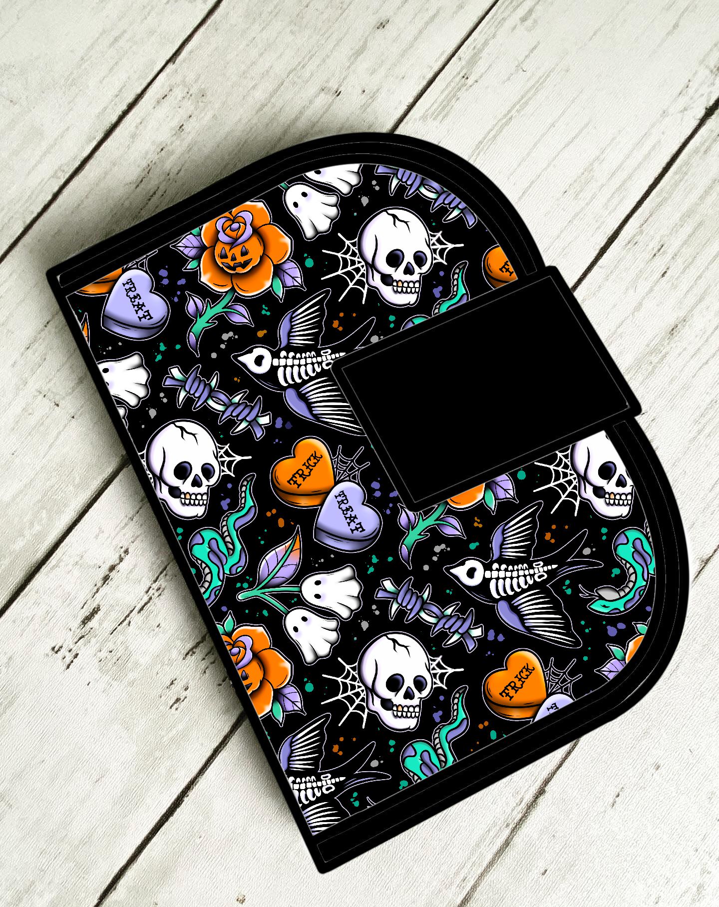 Carteira preta com padrão Halloween colorido com caveiras, corações com texto e flores.