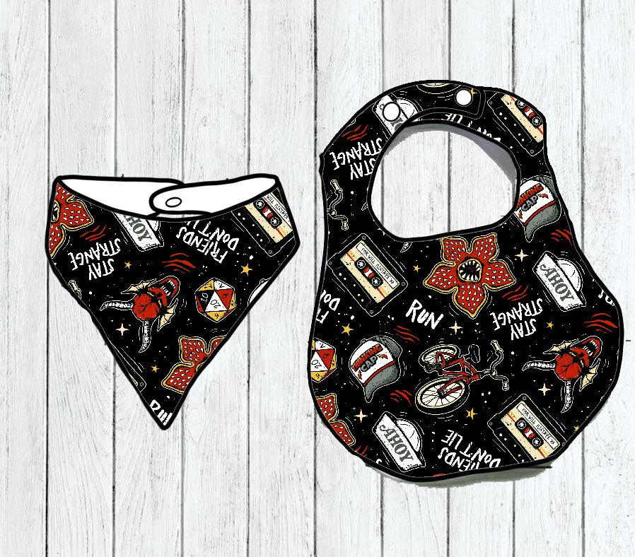Babete e bandana para bebé com estampados variados em fundo preto