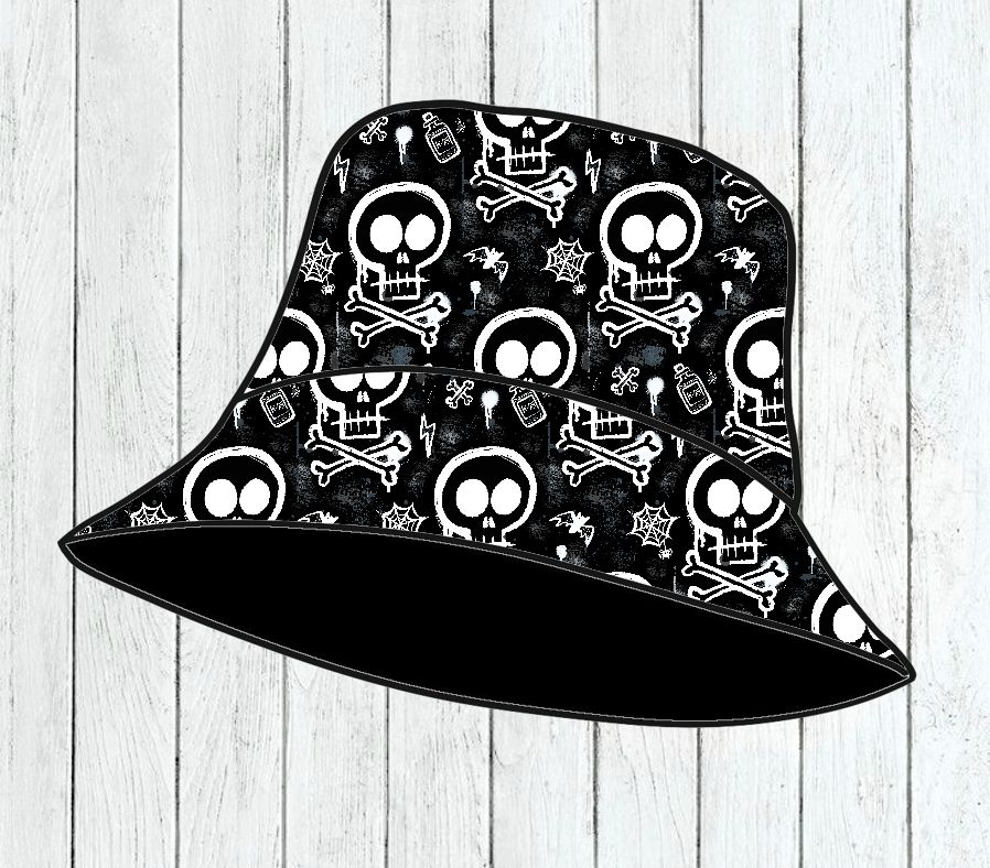 Chapéu bucket preto com padrão de caveiras e ossos brancos