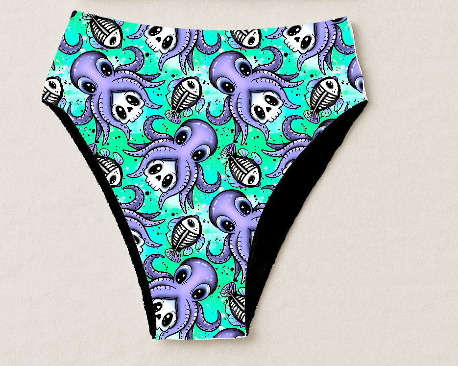 Cuecas com padrão de polvos roxos com caveiras e peixes em fundo azul-turquesa