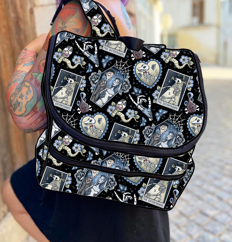 Mochila preta estampada com motivos góticos em tons claros e escuros
