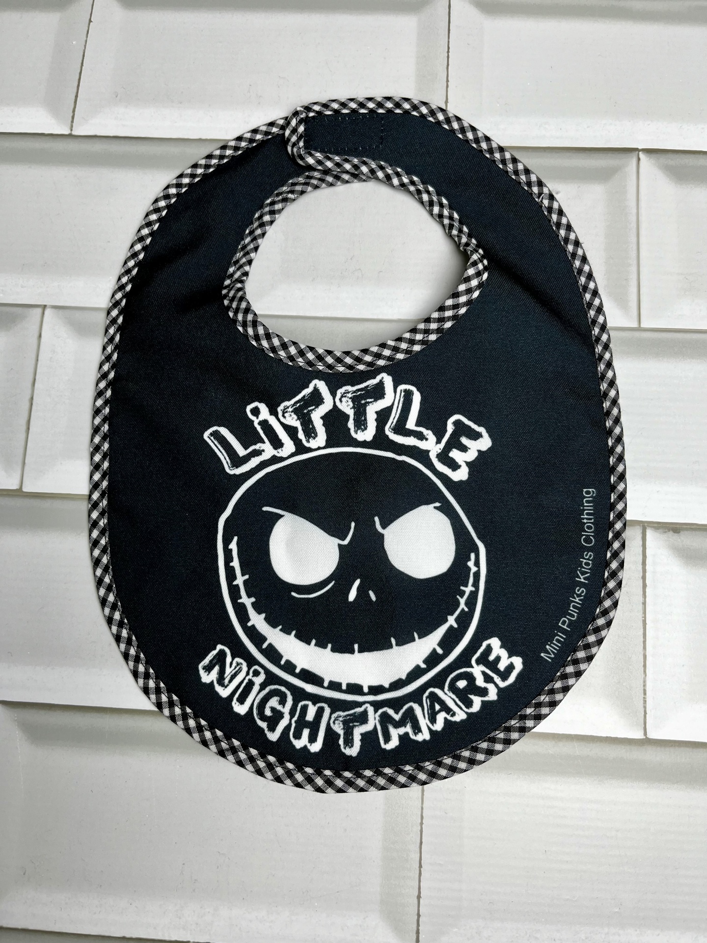 Babete preto com estampa 'LITTLE NIGHTMARE' e borda vichy branco e preto