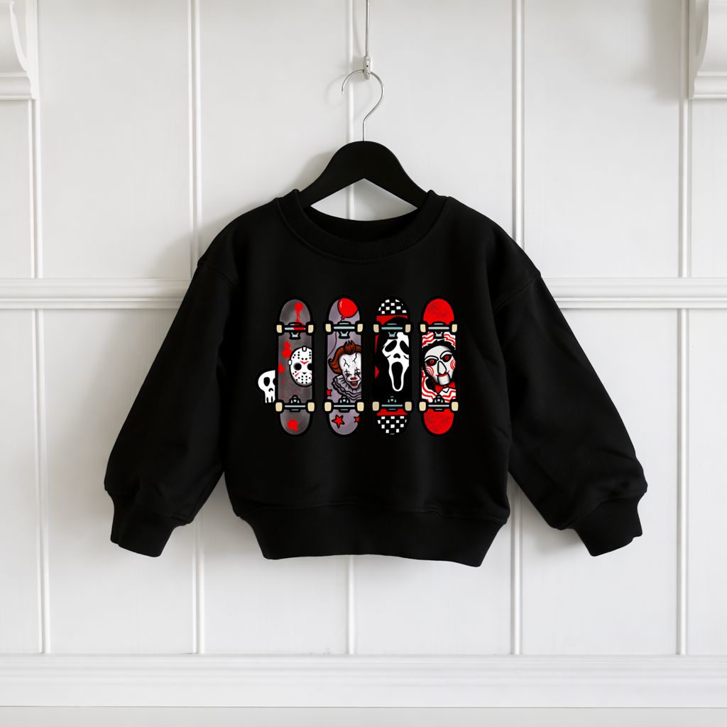 Sweatshirt preta infantil com estampado de skates e máscaras de terror